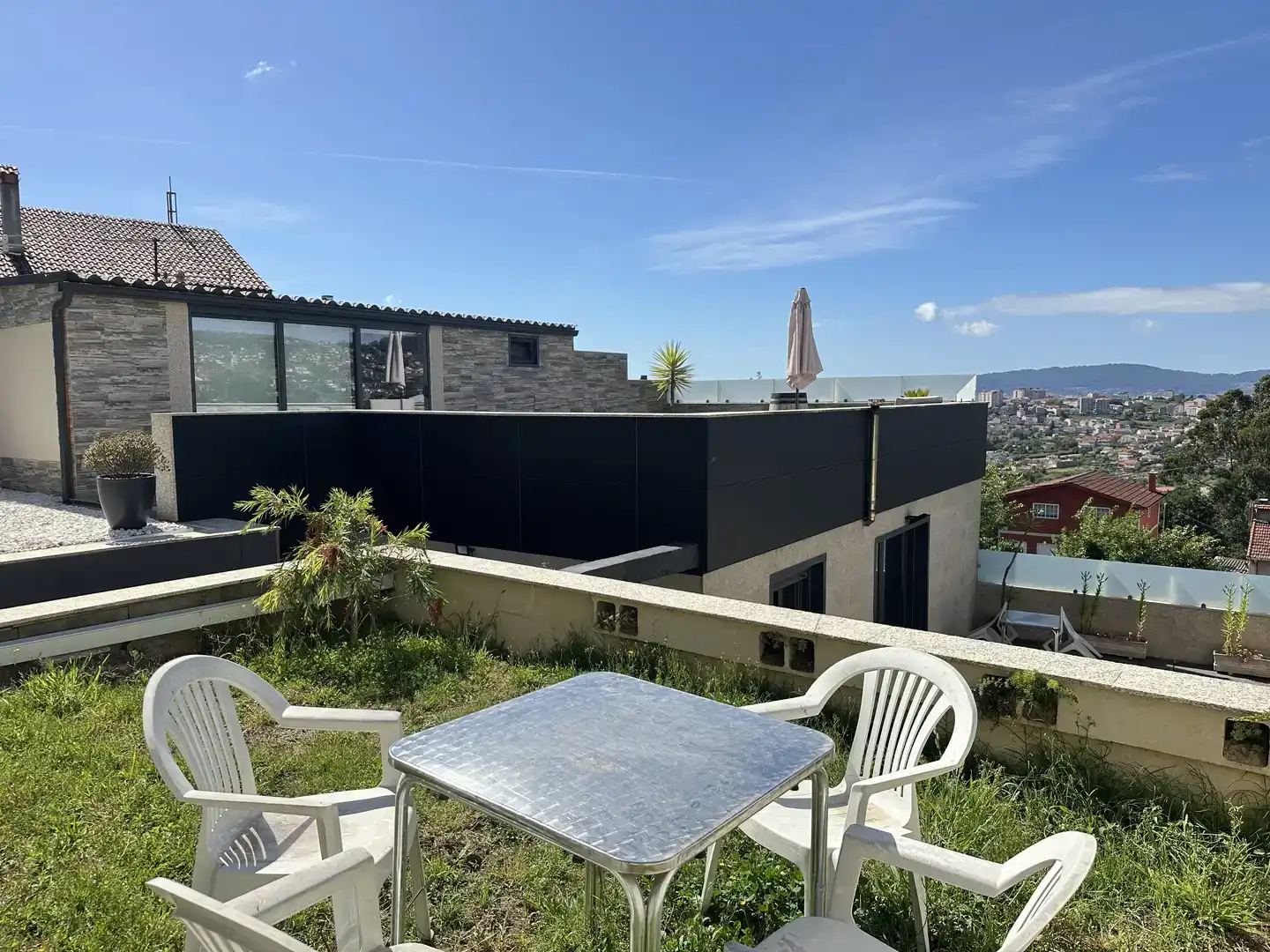 Terrassa de Casa adosada de lloguer en Vigo  amb Jardí privat, Parquet i Moblat