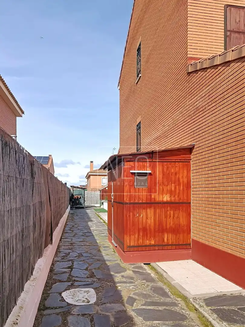 Vista exterior de Casa o xalet en venda en Moraleja de Enmedio amb Calefacció, Jardí privat i Terrassa