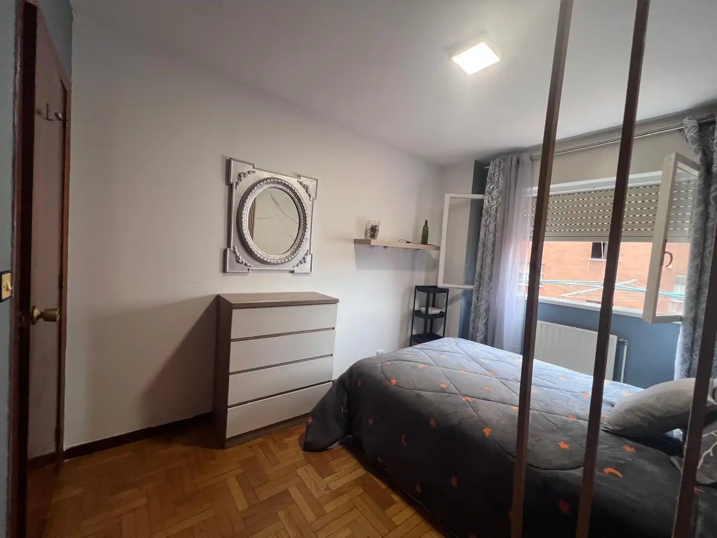 Habitación de Piso de alquiler en Oviedo  con Calefacción y Amueblado