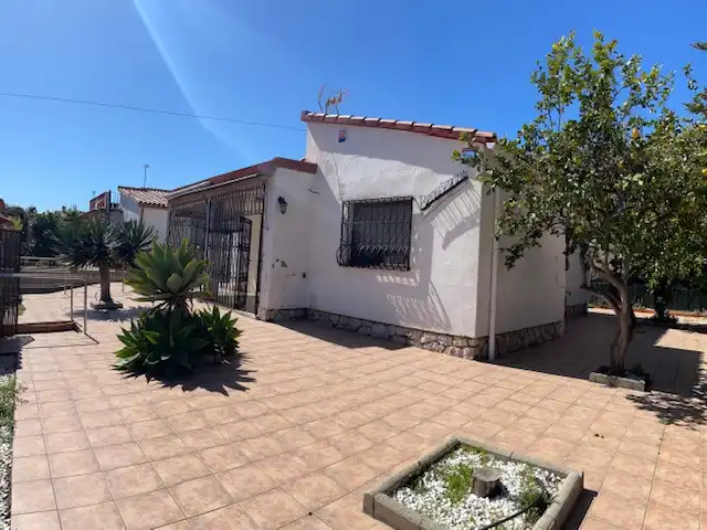 Vista exterior de Casa o xalet en venda en Cambrils amb Jardí privat, Terrassa i Alarma