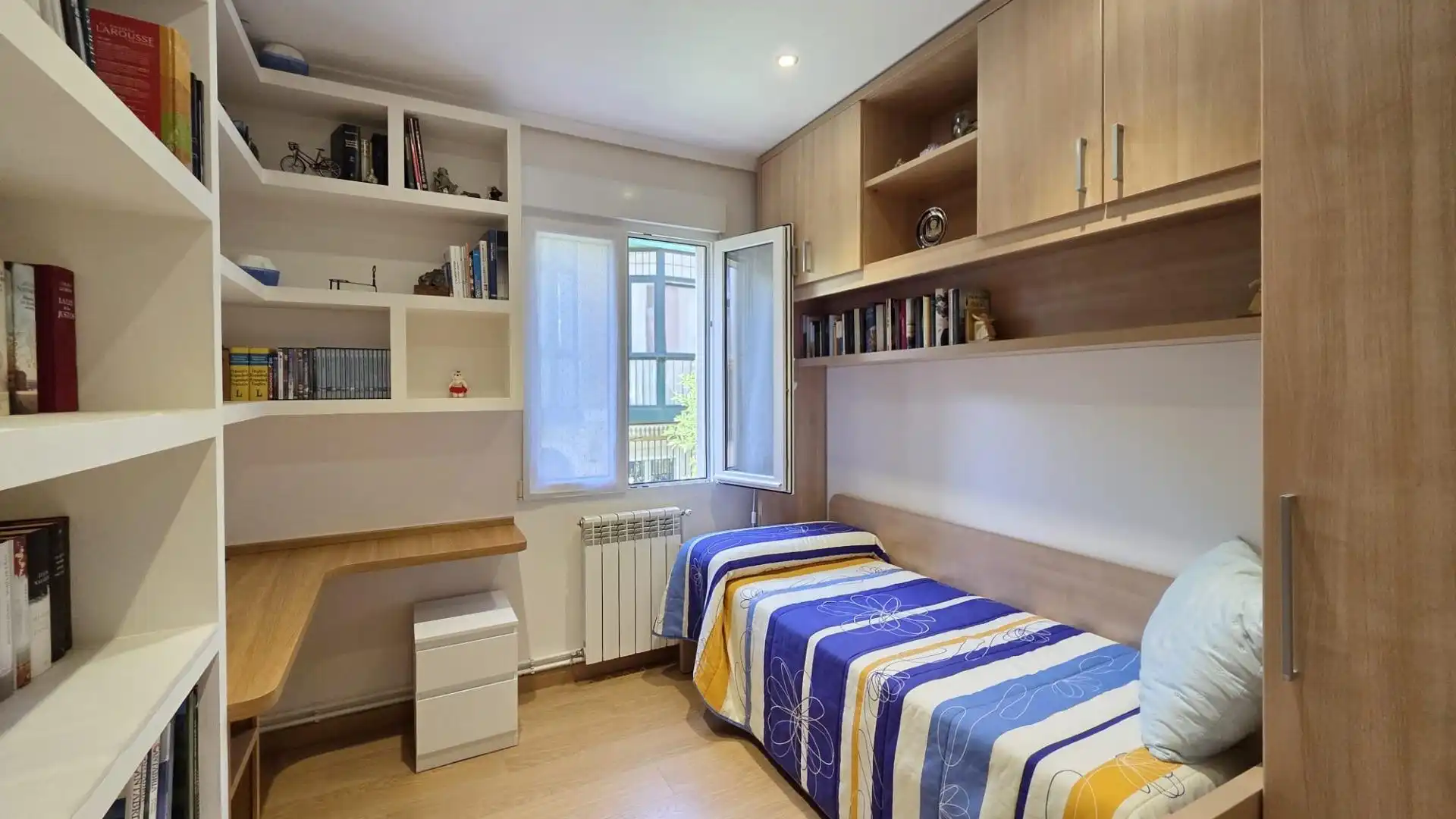 Schlafzimmer von Wohnung zur Miete in Santander mit Heizung und Möbliert