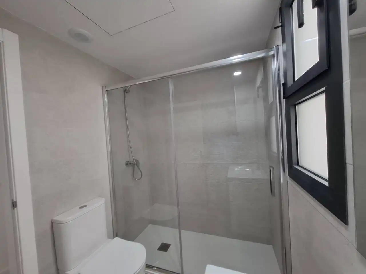 Bathroom of Flat for rent in Madrid  with Air Conditioner, Heating and Terrace