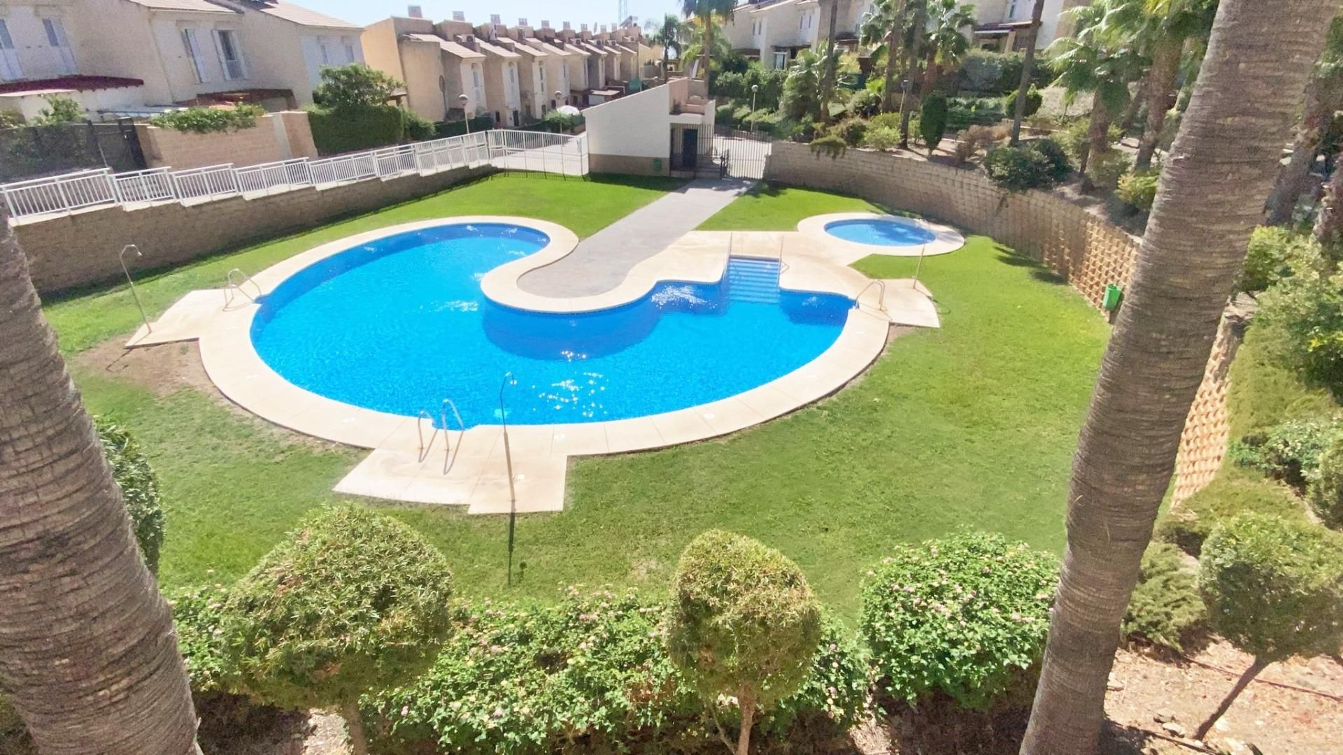 Piscina de Casa adosada de lloguer en Rincón de la Victoria amb Aire condicionat, Jardí privat i Terrassa