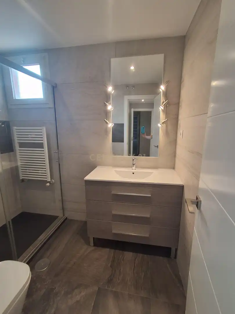 Bany de Dúplex de lloguer en Pozuelo de Alarcón amb Aire condicionat, Forn i Rentadora