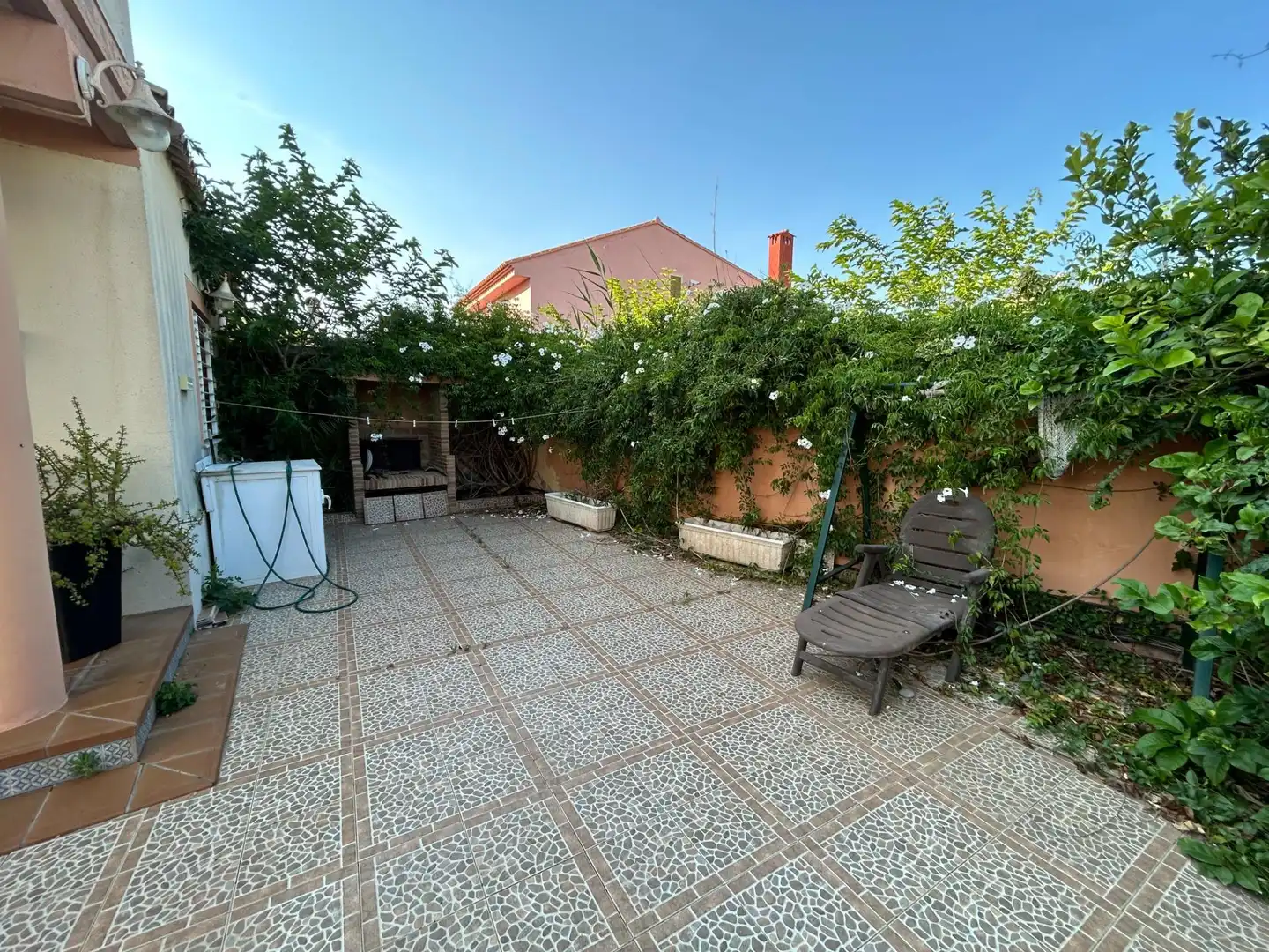 Terrasse von Einfamilien-Reihenhaus zum Verkauf in Cullera mit Klimaanlage, Privatgarten und Terrasse