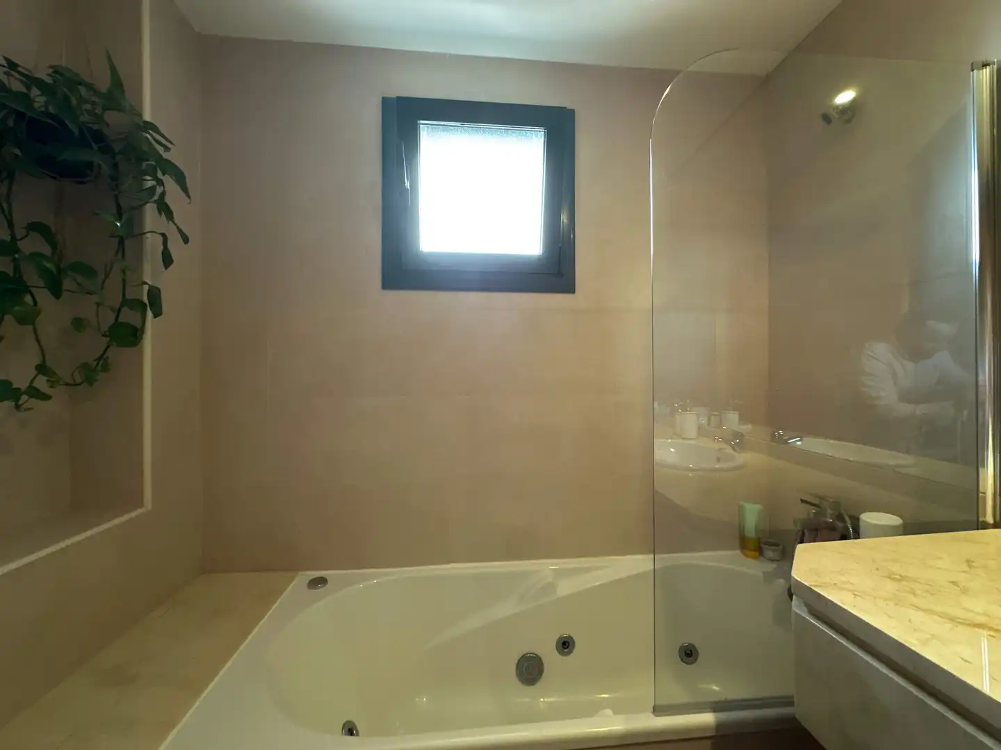 Baño de Casa adosada en venta en Sant Esteve Sesrovires con Aire acondicionado, Calefacción y Jardín privado