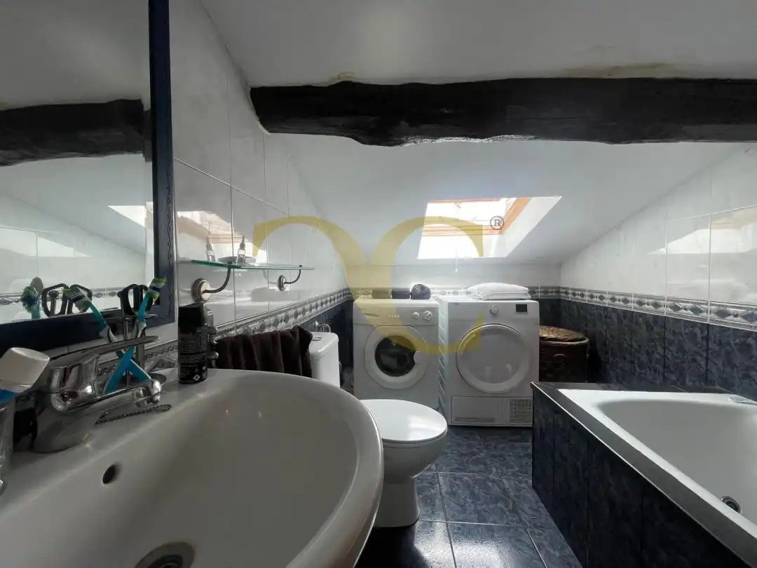 Badezimmer von Dachboden zum Verkauf in Ribadesella mit Heizung