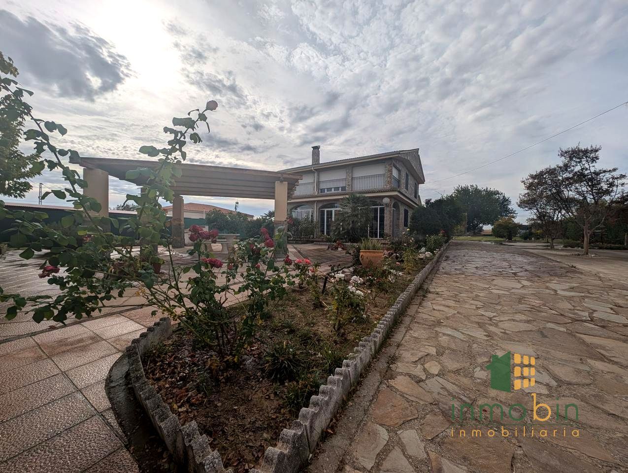 Vista exterior de Finca rústica en venda en Don Benito amb Jardí privat i Piscina