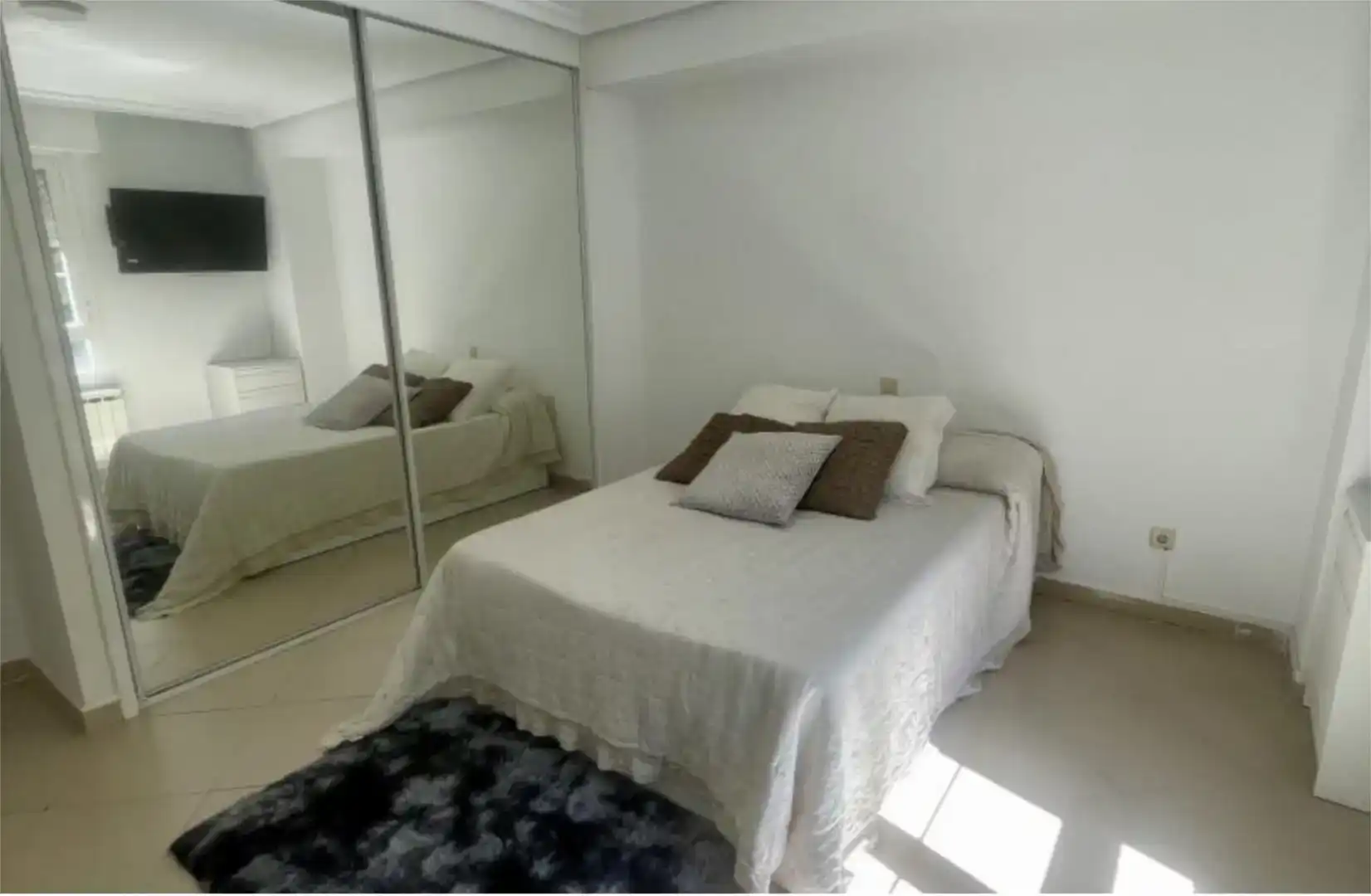 Habitación de Dúplex para compartir en Las Rozas de Madrid con Jardín privado, Piscina y Amueblado