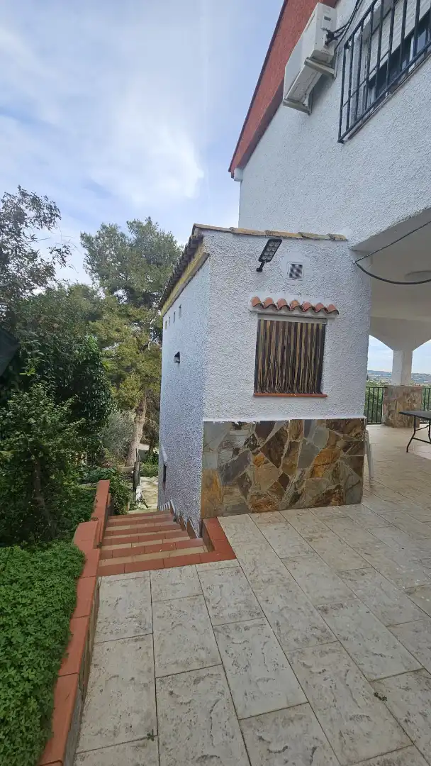 Vista exterior de Casa o xalet en venda en Torrent amb Aire condicionat, Terrassa i Piscina