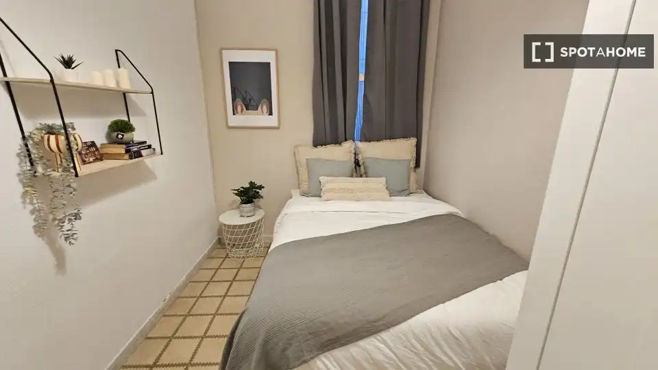 Bedroom of Flat for share in Barcelona  with Air Conditioner, Heating and Furnished