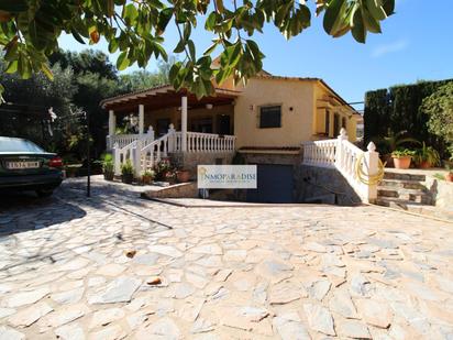 Vista exterior de Casa o xalet en venda en El Campello amb Jardí privat i Piscina comunitària