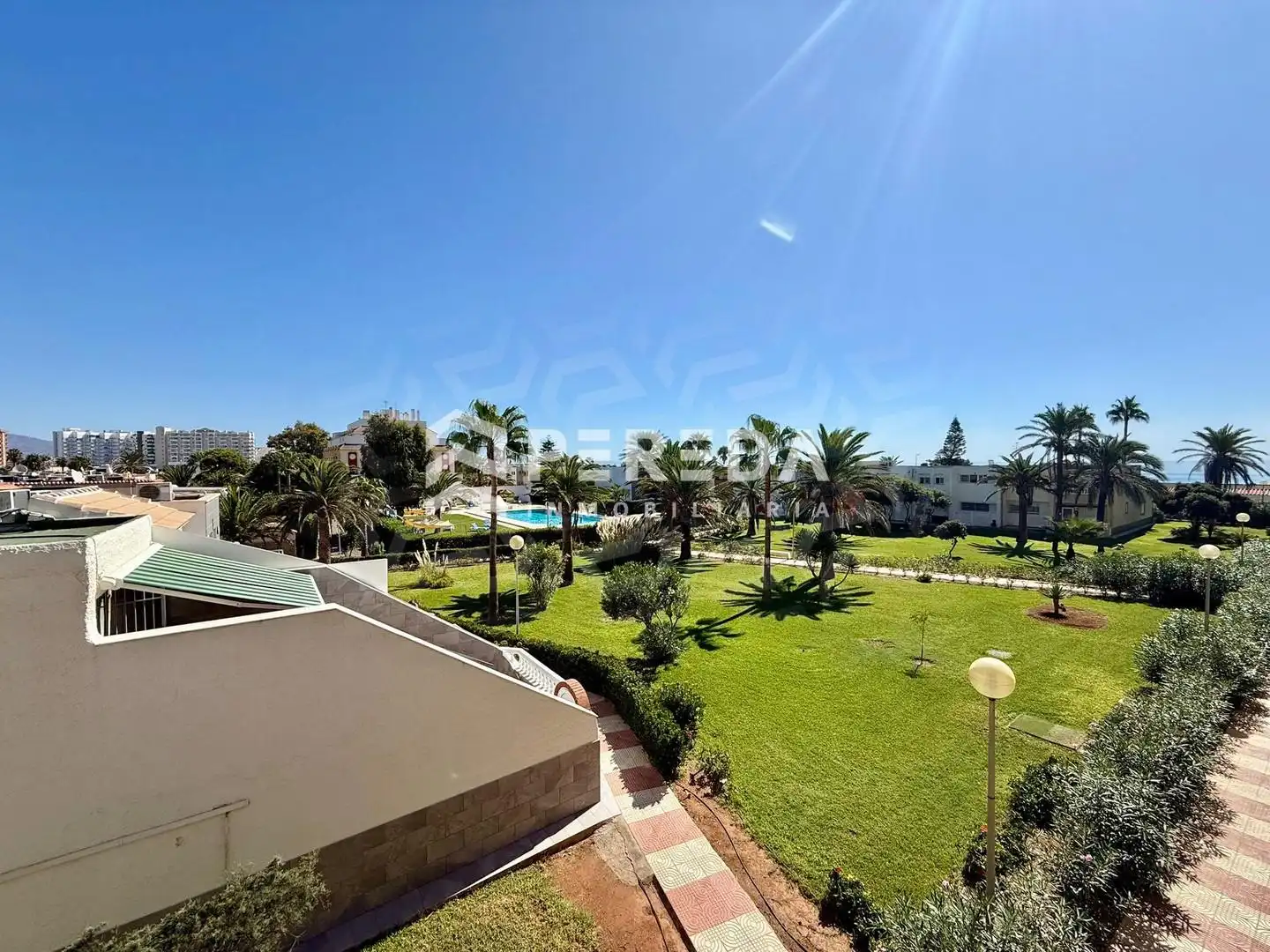 Vista exterior de Estudi en venda en Roquetas de Mar amb Jardí privat i Piscina comunitària