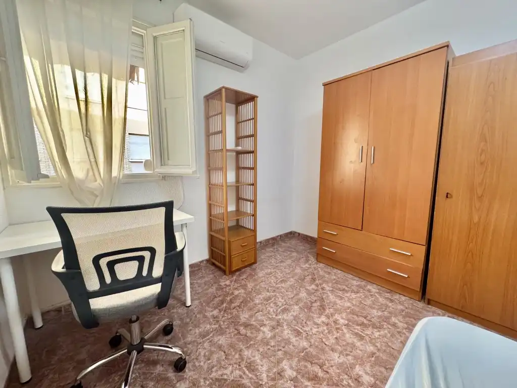 Bedroom of Flat for share in Córdoba