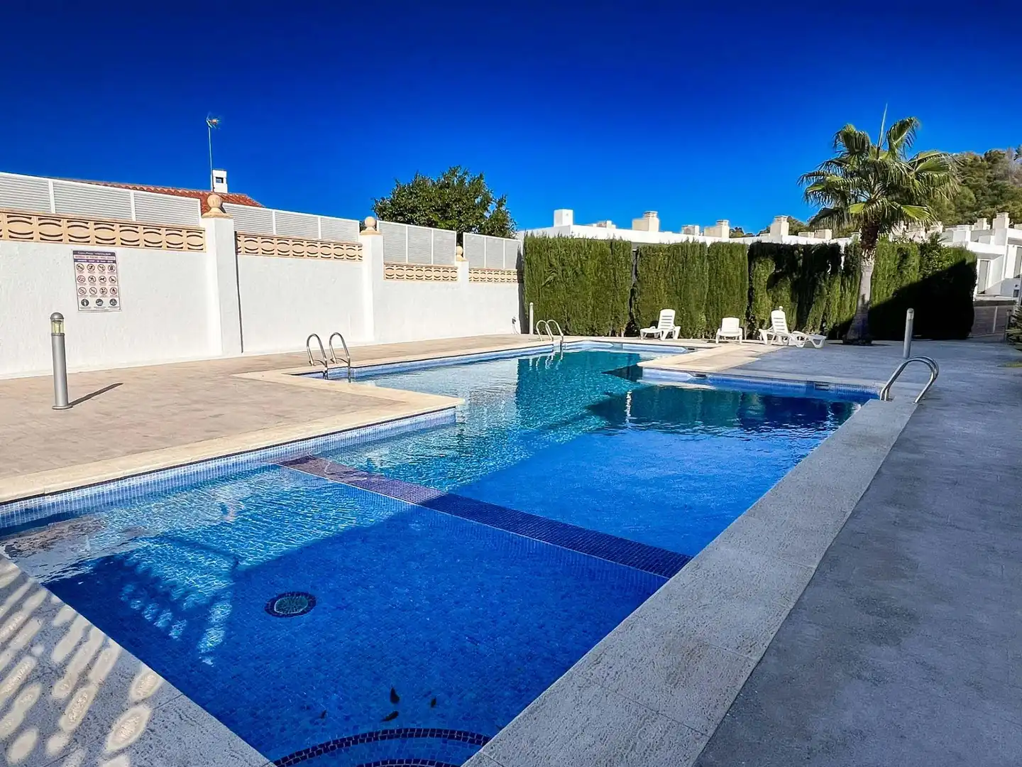 Piscina de Casa adosada en venda en L'Alfàs del Pi amb Aire condicionat, Calefacció i Jardí privat