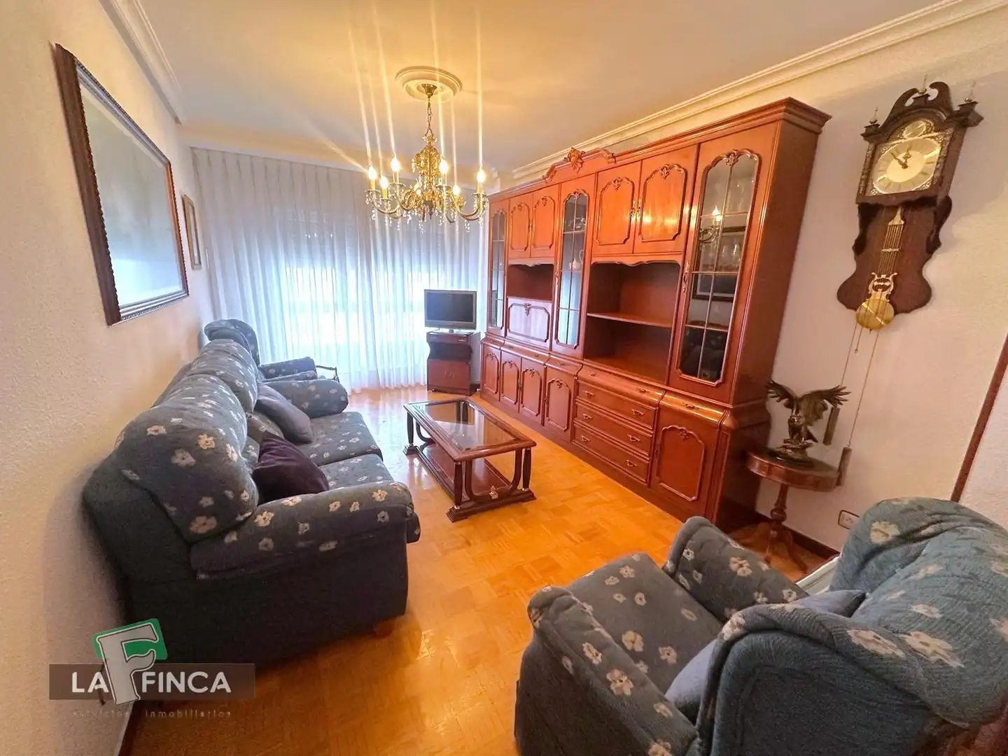 Sala de estar de Piso en venta en Oviedo  con Calefacción, Parquet y Amueblado