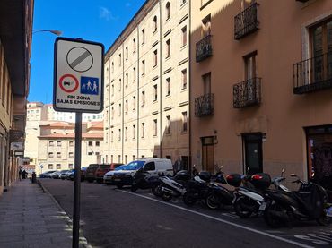 Oficina amb balcó de lloguer a Calle Reyes Católicos 2