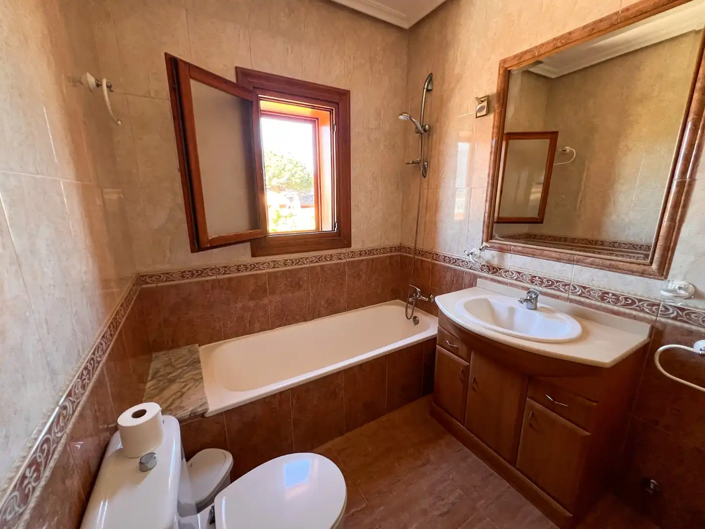 Baño de Casa adosada en venta en Torrevieja con Aire acondicionado, Calefacción y Jardín privado