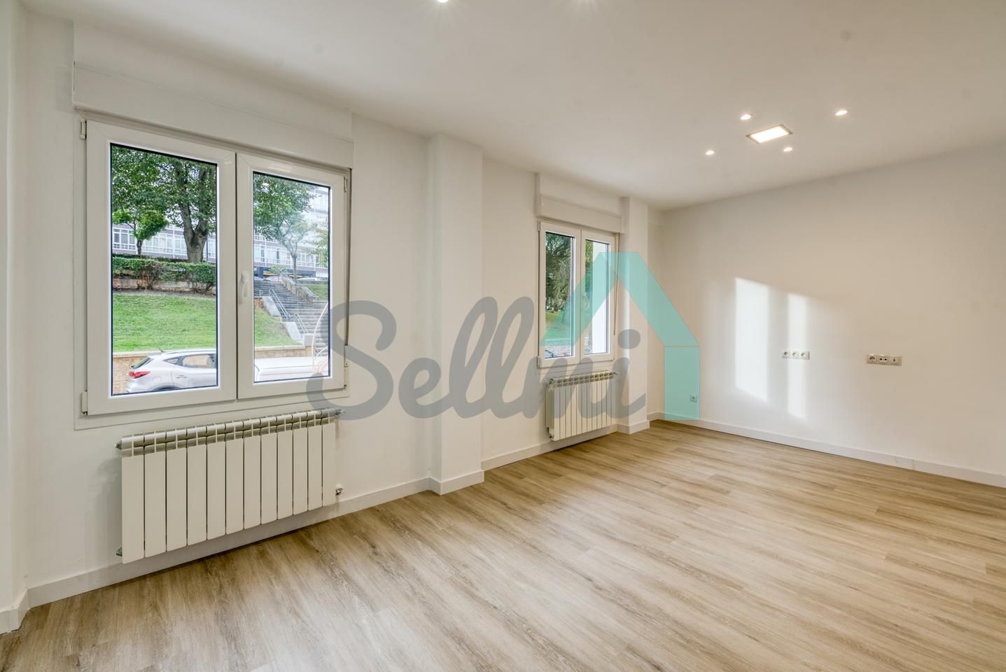 Dormitori de Pis en venda en Oviedo  amb Calefacció i Traster