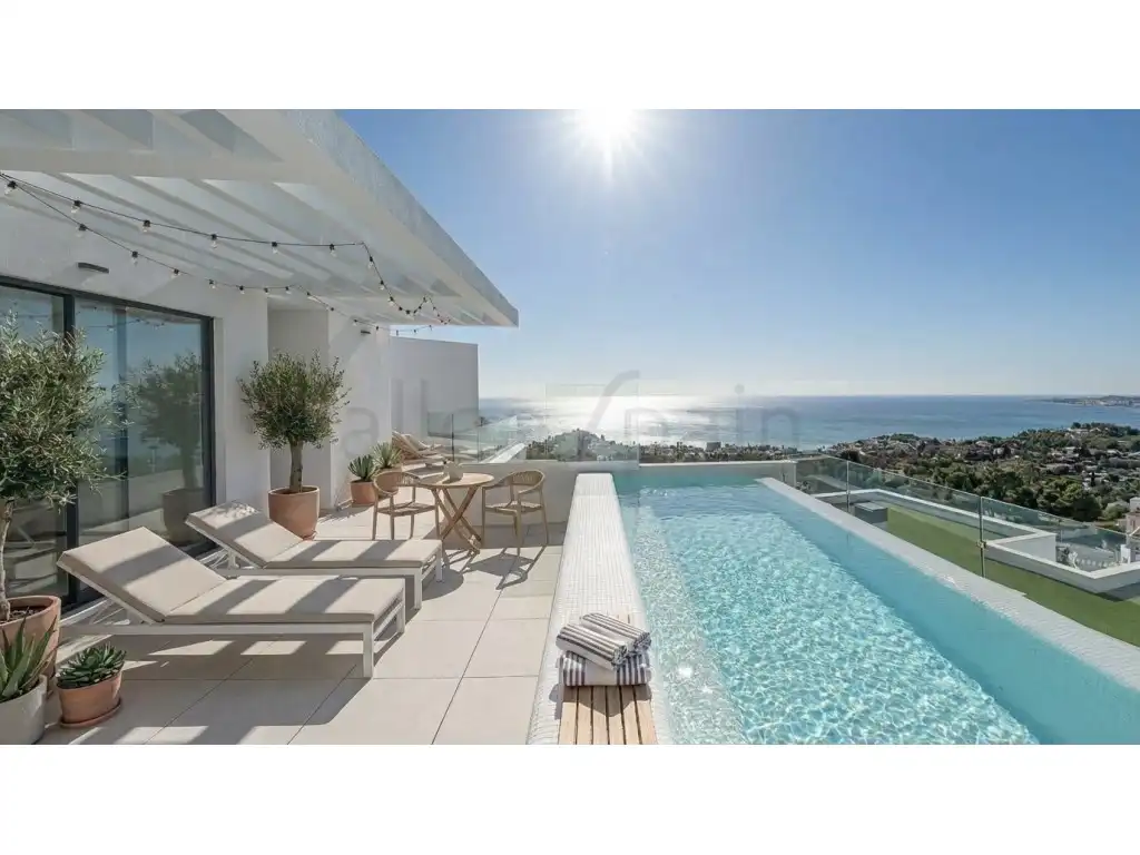 Terrassa de Casa o xalet en venda en Benalmádena amb Aire condicionat, Piscina i Piscina comunitària