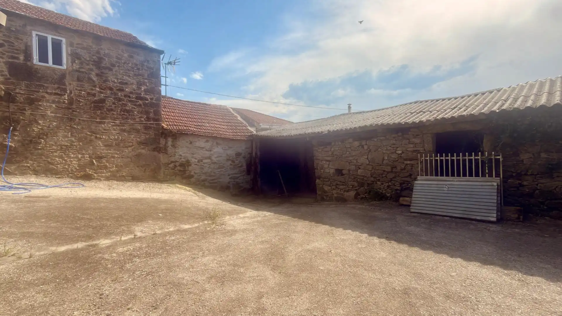 Vista exterior de Casa o xalet en venda en Dozón amb Calefacció, Terrassa i Traster