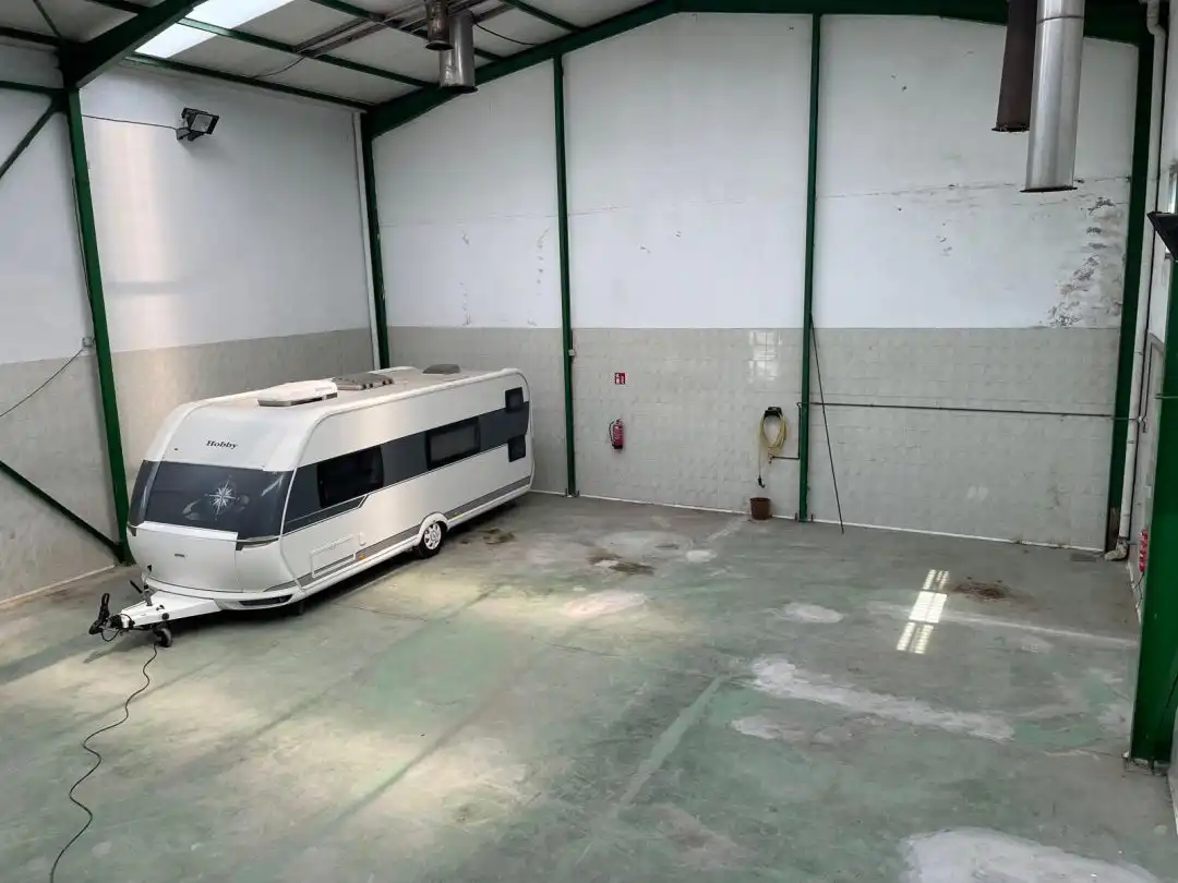 Parkplatz von Fabrikhallen zur Miete in Usurbil