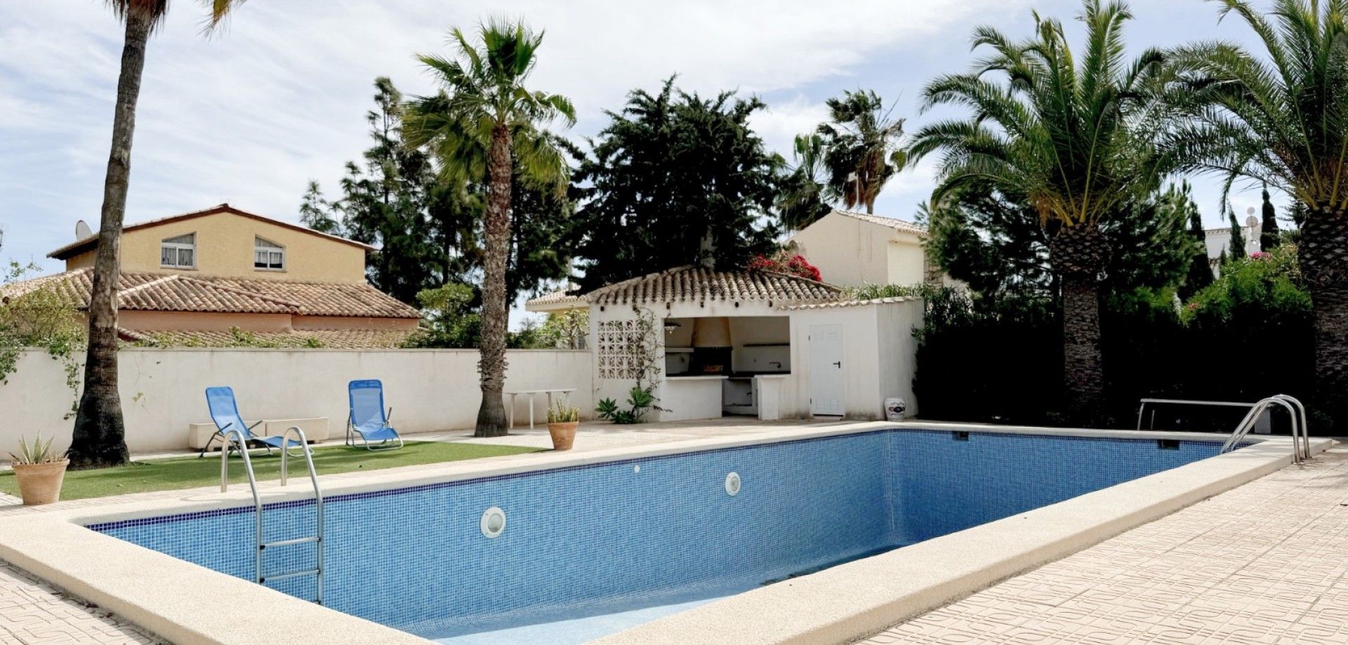 Vista exterior de Casa o xalet en venda en Orihuela amb Piscina