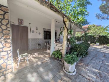 Detached house with pool for sale in Pioz