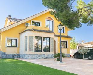 Vista exterior de Casa o xalet en venda en La Pobla de Vallbona amb Aire condicionat, Calefacció i Jardí privat