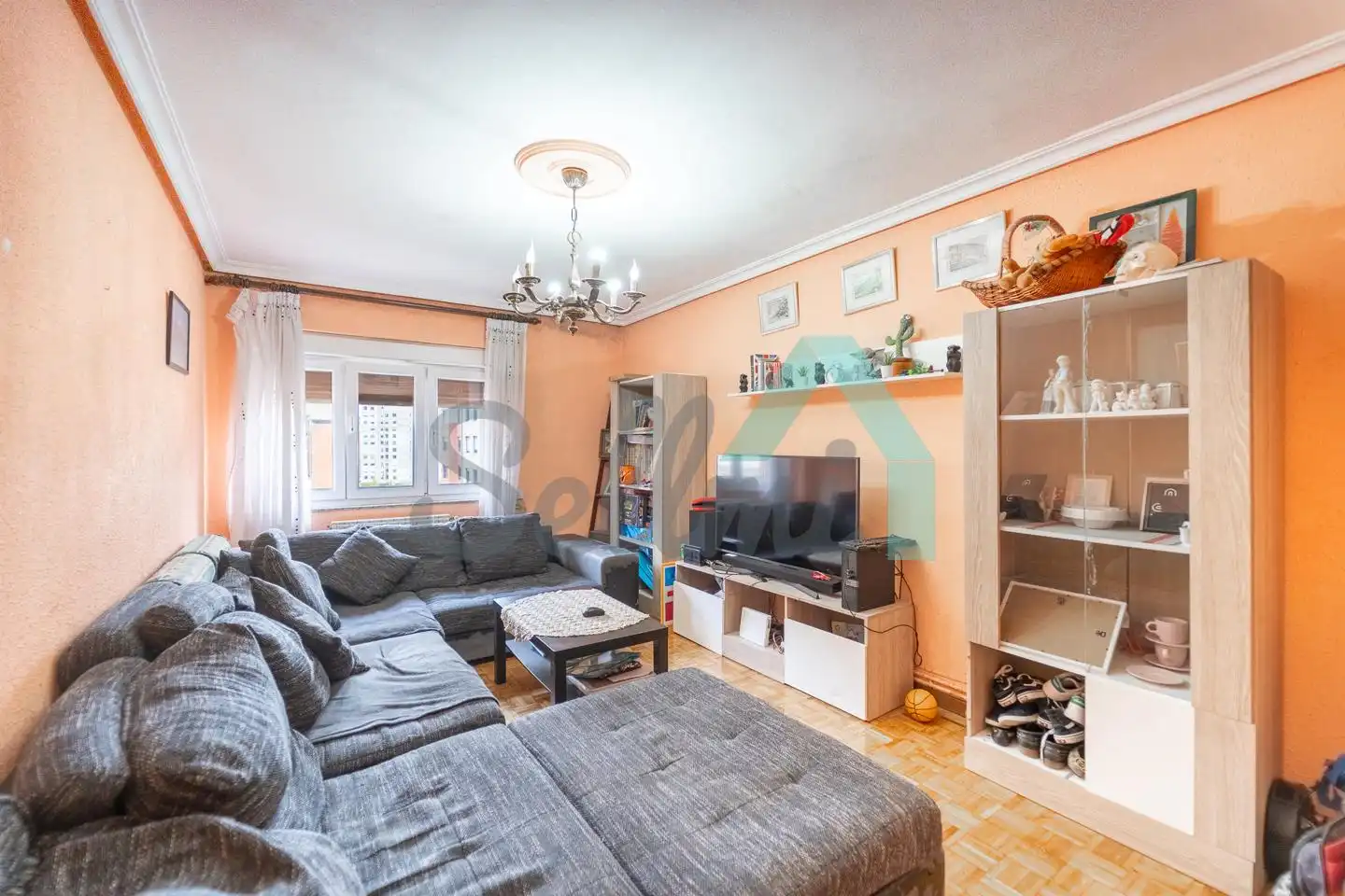 Sala d'estar de Pis en venda en Oviedo  amb Calefacció, Parquet i Traster