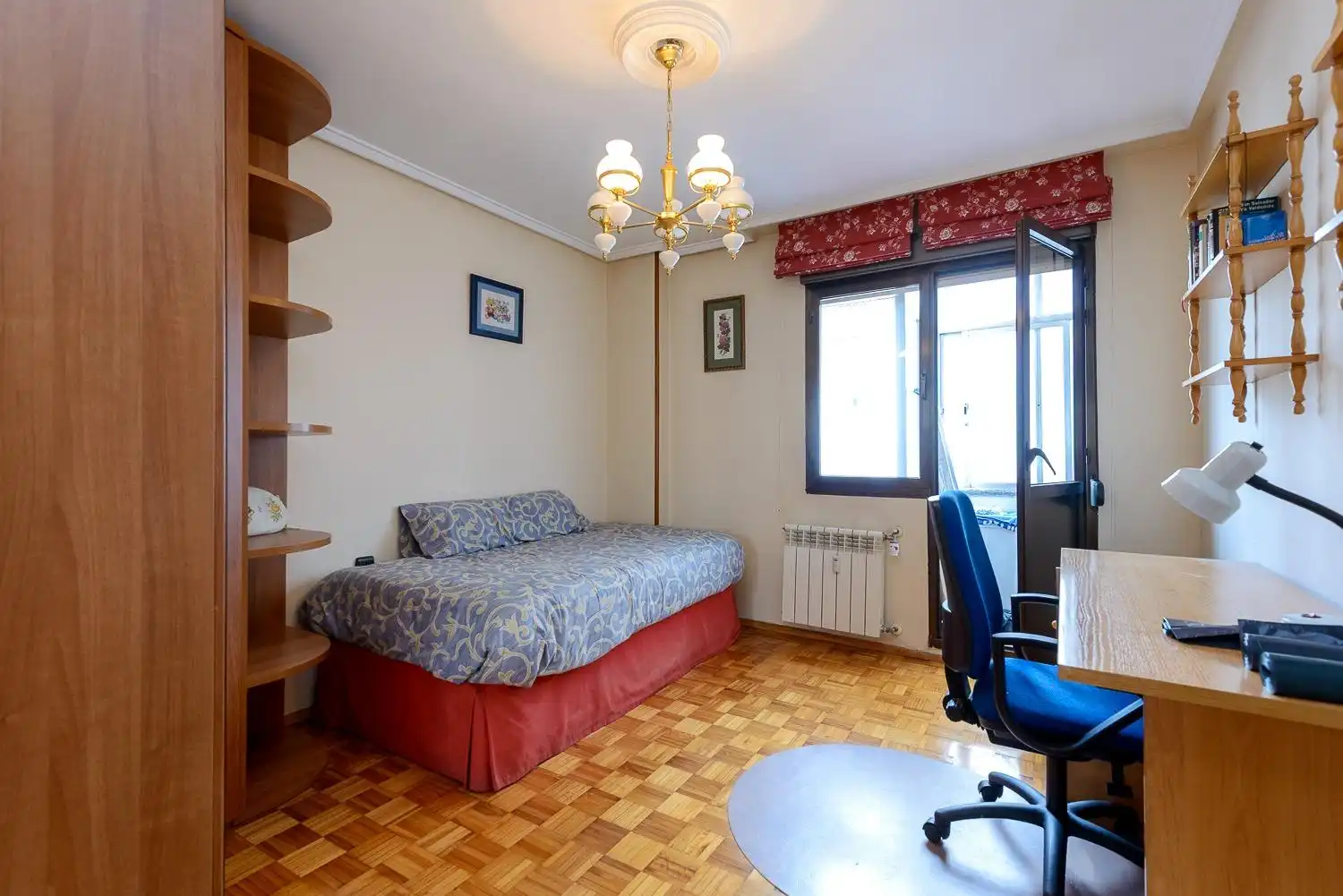 Habitación de Piso en venta en Oviedo  con Calefacción, Amueblado y Balcón