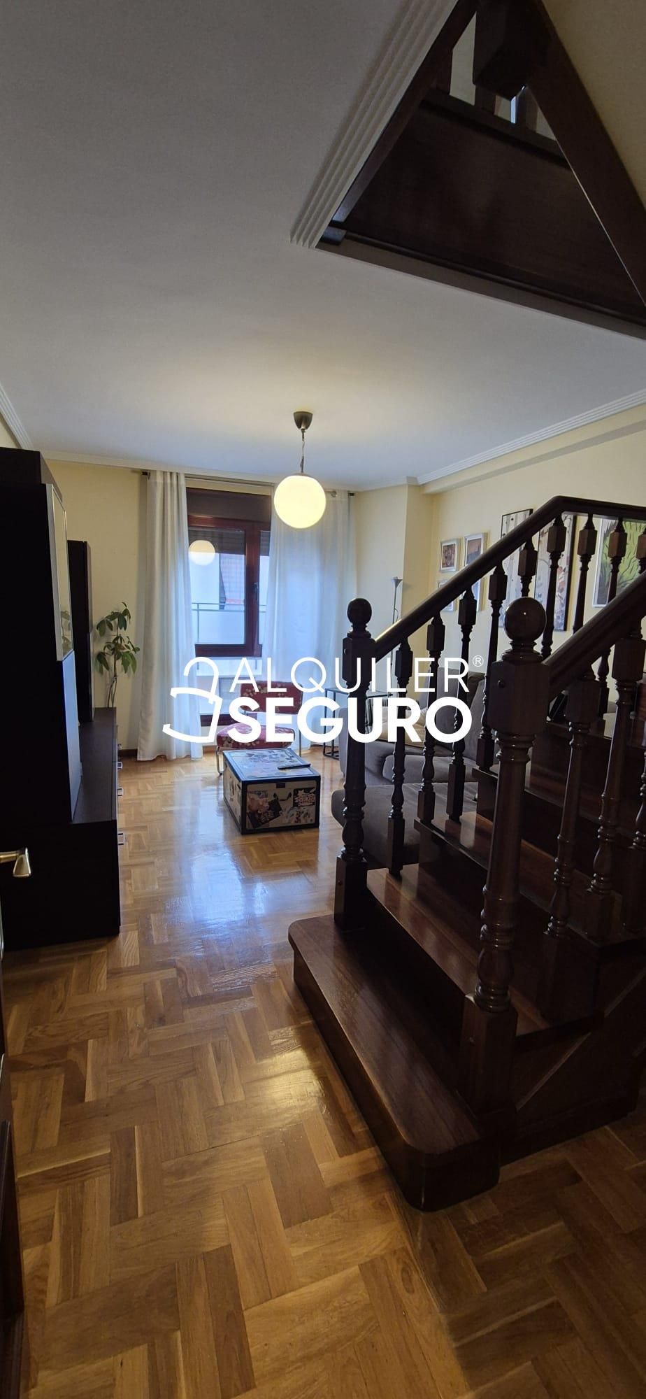 Sala d'estar de Loft de lloguer en Gijón  amb Calefacció i Moblat