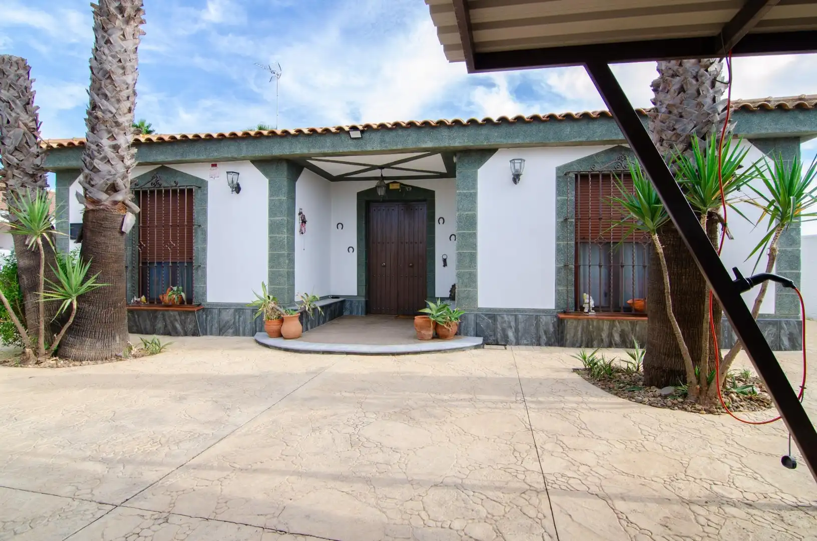 Vista exterior de Casa o chalet en venta en La Rinconada con Aire acondicionado, Calefacción y Jardín privado