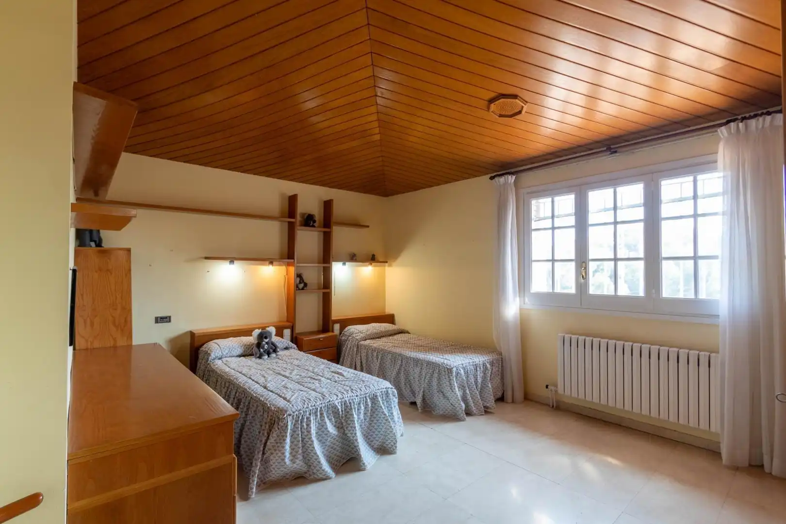Dormitori de Casa o xalet en venda en Castellar del Vallès amb Jardí privat i Piscina