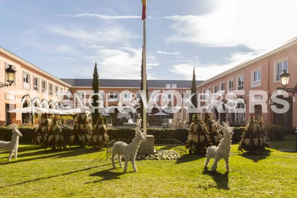 Vista exterior de Casa adosada de lloguer en La Moraleja amb Aire condicionat, Calefacció i Jardí privat