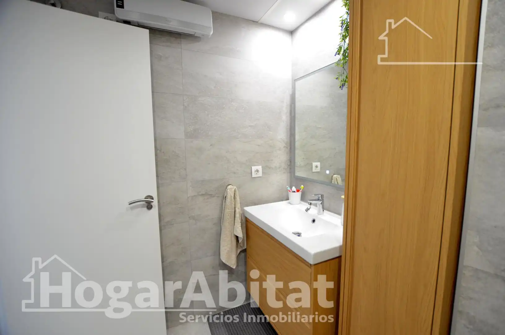Baño de Piso en venta en Alicante / Alacant con Aire acondicionado, Calefacción y Jardín privado
