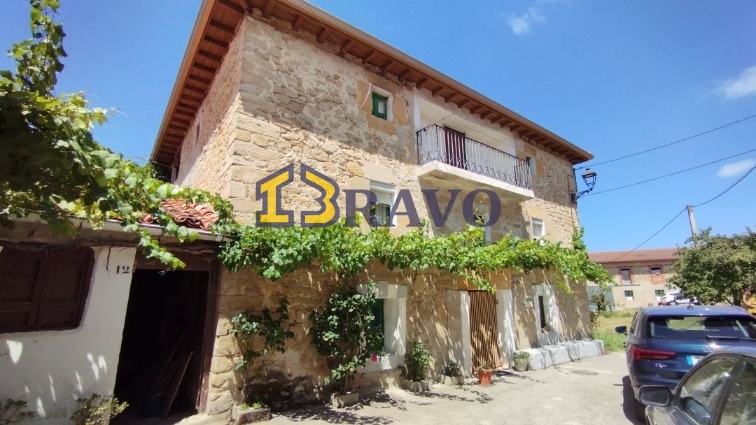Vista exterior de Casa o xalet en venda en Trespaderne amb Calefacció, Terrassa i Traster