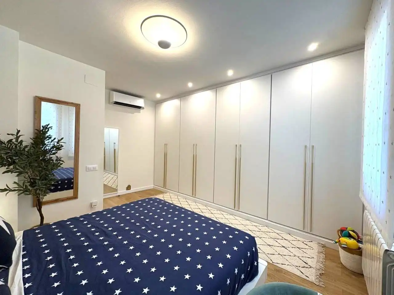 Habitación de Casa adosada en venta en Sant Cugat del Vallès con Aire acondicionado, Calefacción y Parquet