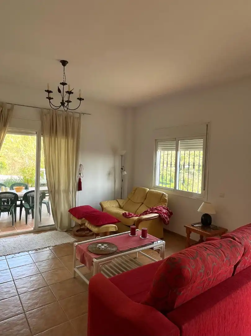 Sala d'estar de Casa o xalet en venda en Torrox amb Jardí privat, Piscina i Moblat
