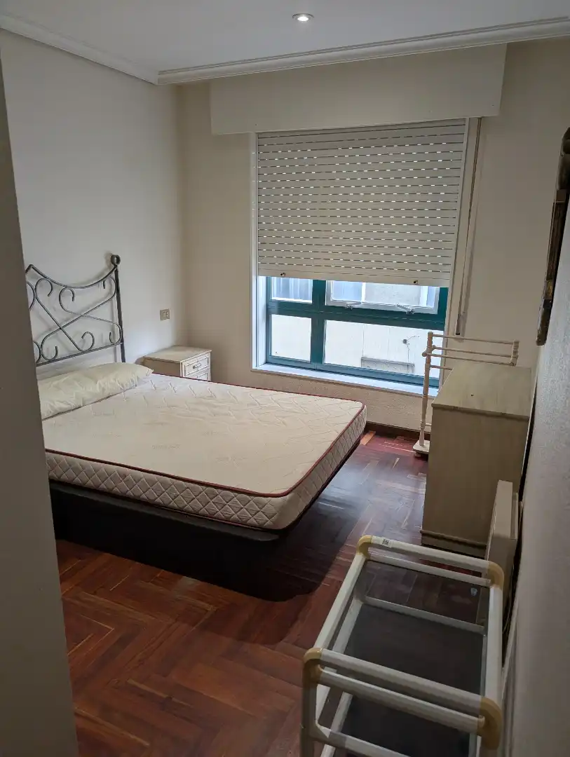 Dormitori de Apartament en venda en Pontevedra Capital  amb Calefacció, Parquet i Moblat