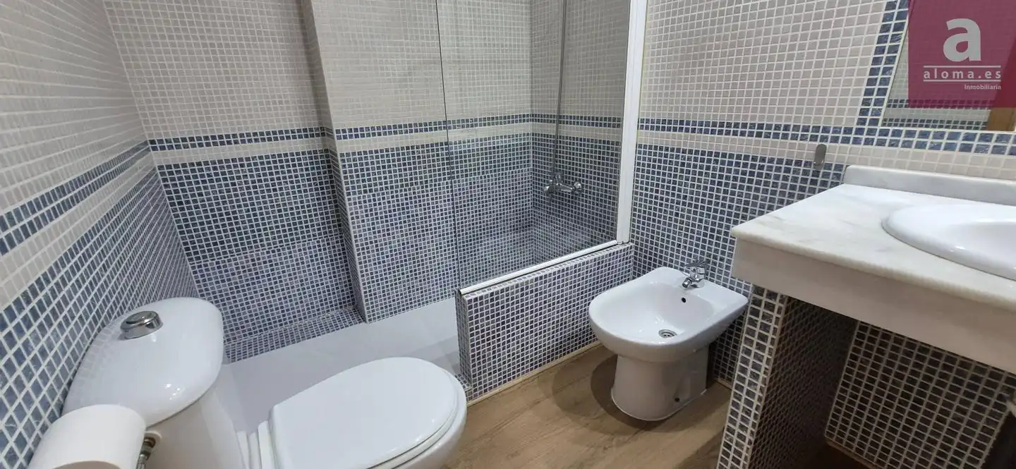 Baño de Estudio de alquiler en Cáceres con Aire acondicionado, Trastero y Amueblado