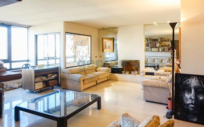 Living room of Flat for sale in Girona Capital  with Air Conditioner, Heating and Parquet flooring