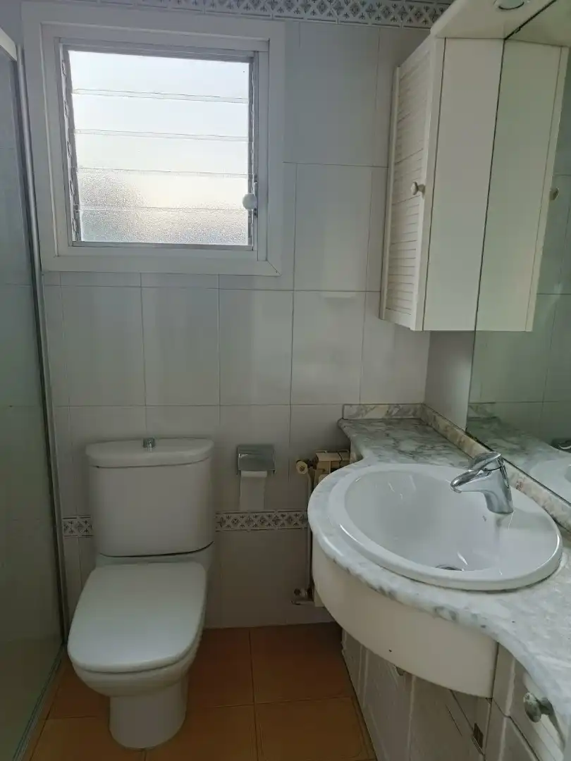 Badezimmer von Einfamilien-Reihenhaus zur Miete in Girona mit Heizung, Privatgarten und Terrasse