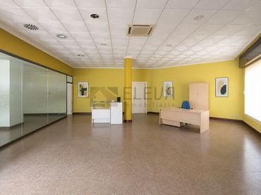 Local comercial de lloguer a La Roda