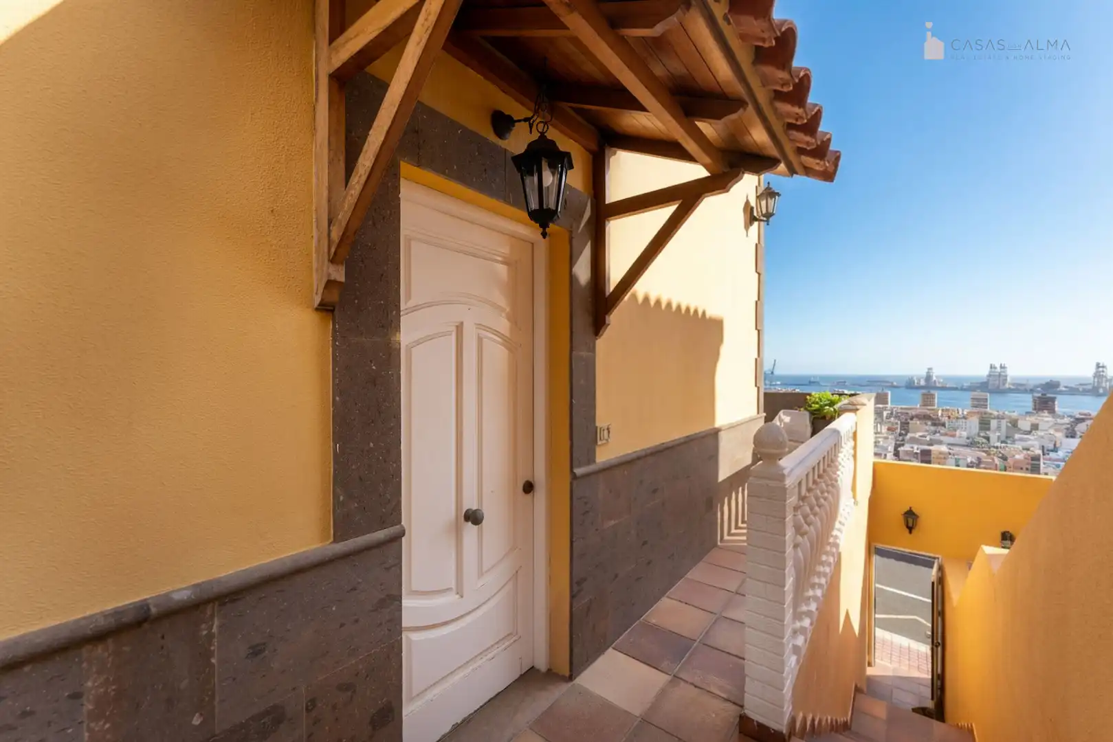 Vista exterior de Casa adosada en venda en Las Palmas de Gran Canaria amb Aire condicionat, Parquet i Terrassa