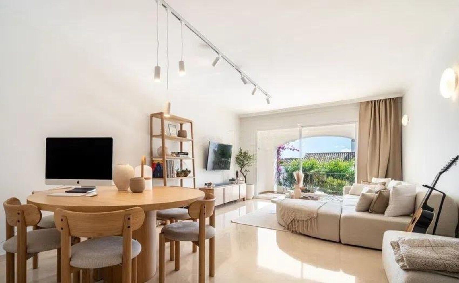 Sala d'estar de Planta baixa en venda en Marbella amb Aire condicionat, Terrassa i Alarma