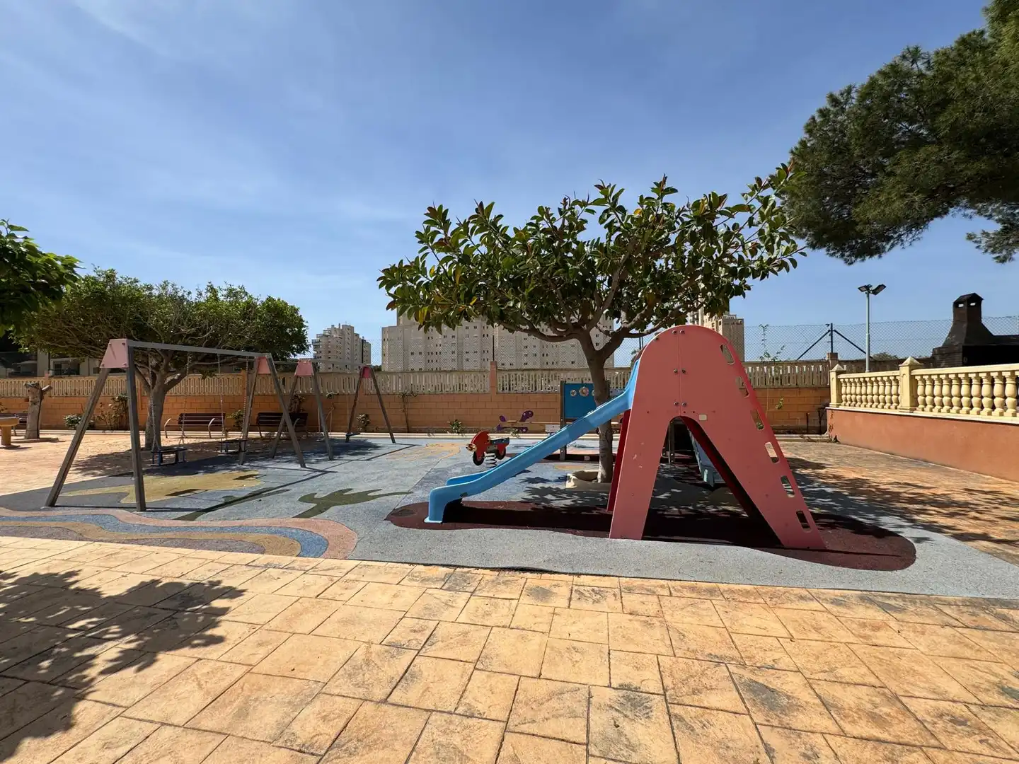 Aparcament de Apartament de lloguer en El Campello amb Jardí privat, Terrassa i Moblat