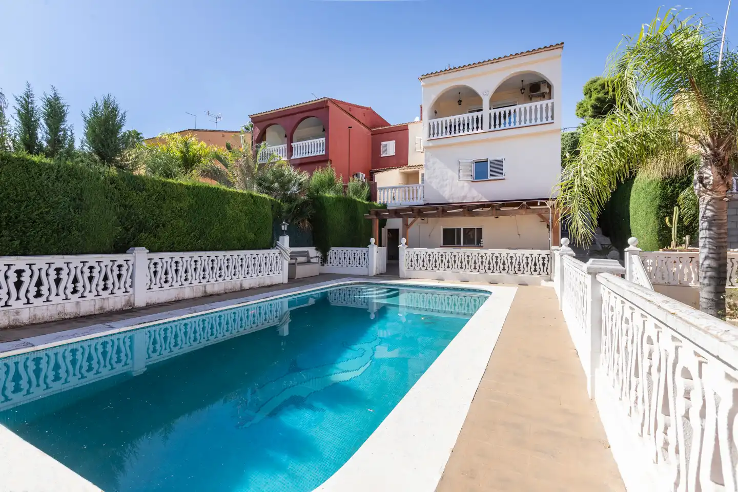 Piscina de Casa adosada en venda en Chiva amb Aire condicionat, Calefacció i Jardí privat