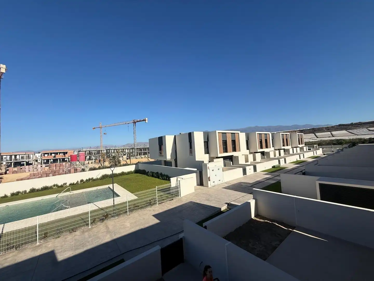 Vista exterior de Casa o chalet de alquiler en El Ejido con Jardín privado, Terraza y Piscina comunitaria