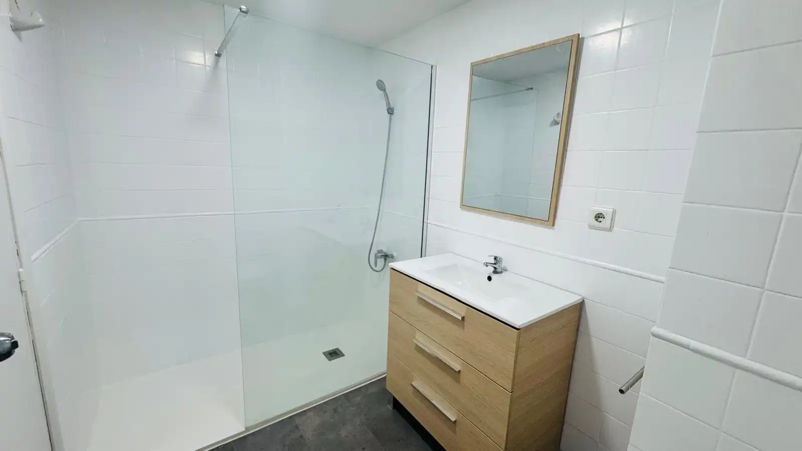 Bathroom of Flat for rent in Valencia  with Air Conditioner, Parquet flooring and Terrace
